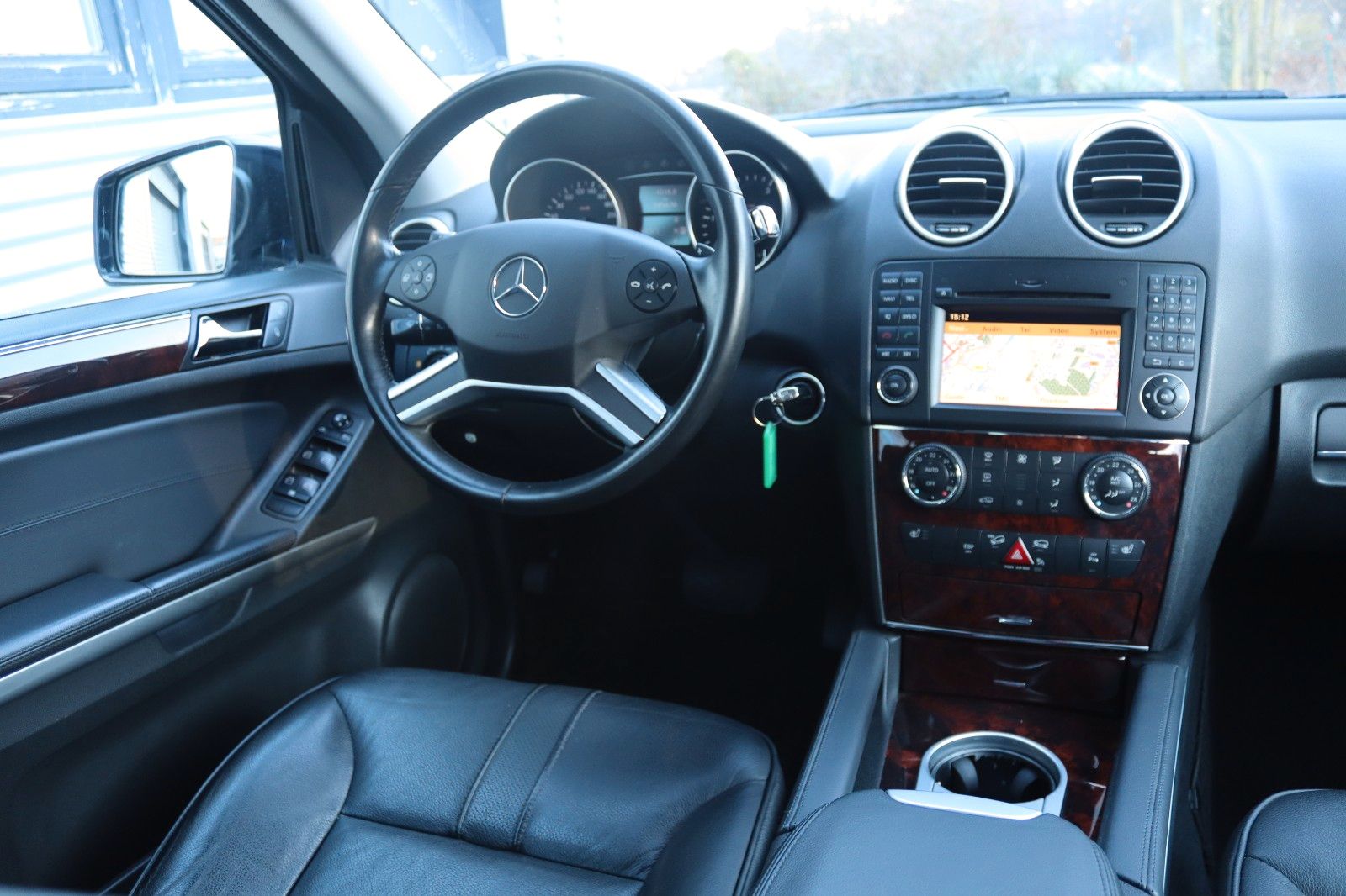 Fahrzeugabbildung Mercedes-Benz ML 300 CDI BE 4M LEDER NAVI XENON SPORTPAKET 1Hd